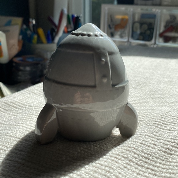 Small Spaceship Decor - Picture 3 of 4